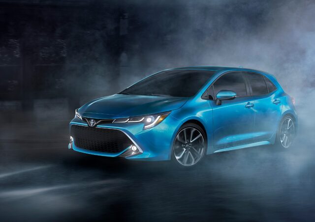 2019 Toyota Corolla Hatchback SE Exterior Front Three-Quarter Dramatic Studio Shot