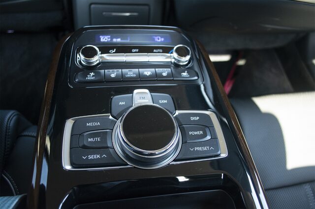 2018 Genesis G90 3.3T Premium — Center Console Controls