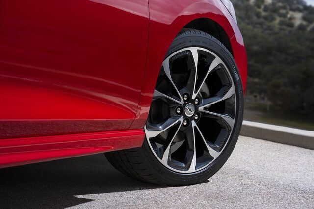 2019 Chevrolet Cruze Hatchback Wheel Detail
