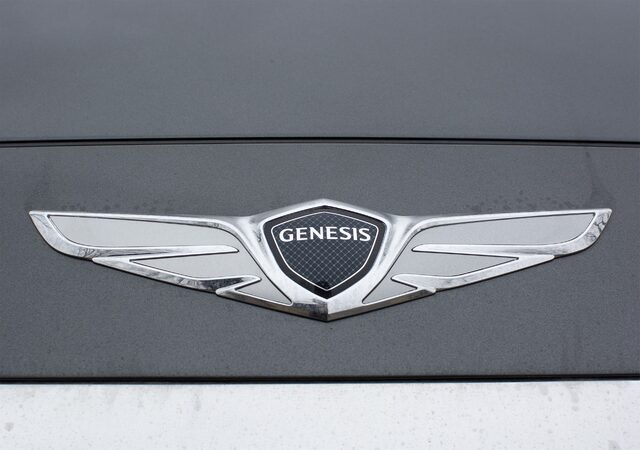 2018 Genesis G90 3.3T Premium — Genesis Wing Badge Detail