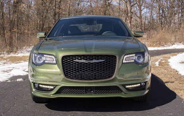 2018 Chrysler 300S AWD front view