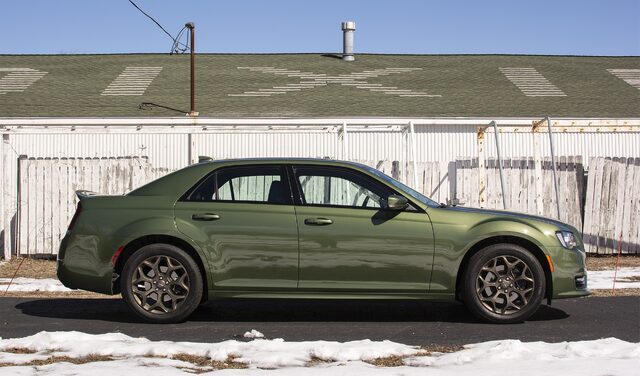 2018 Chrysler 300S AWD driver-side profile