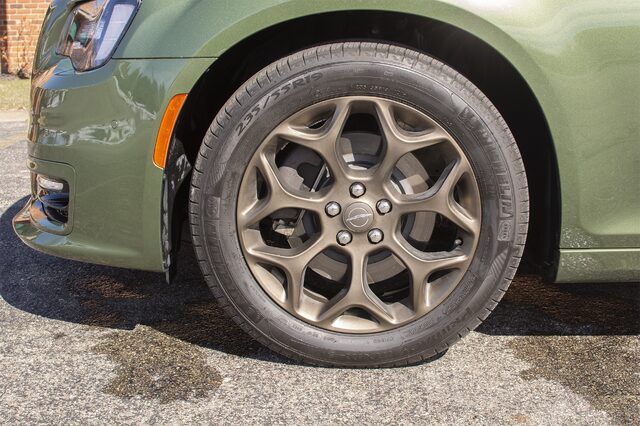 2018 Chrysler 300S AWD bronze alloy wheel detail