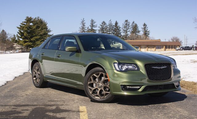 2018 Chrysler 300S AWD front three-quarter view