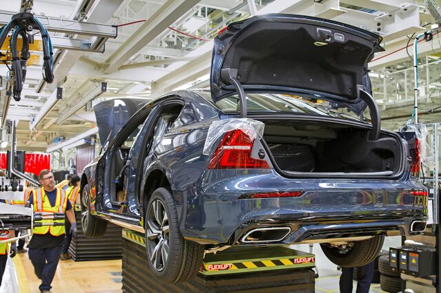 2019 Volvo S60 trunk and rear assembly inspection at the South Carolina plant