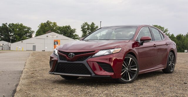 2018 Toyota Camry XSE Front Three-Quarter View