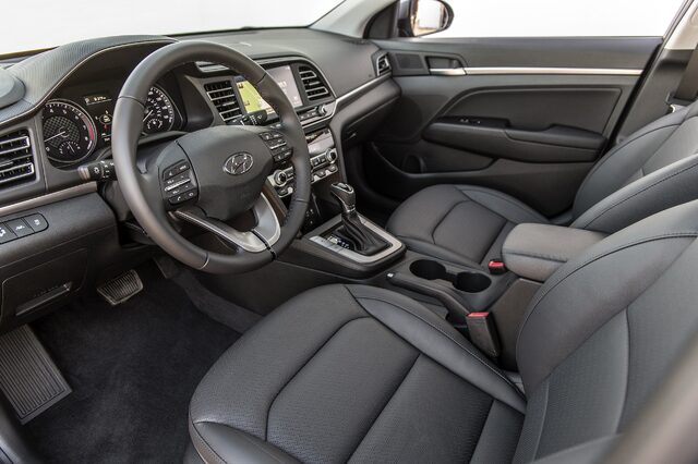 2019 Hyundai Elantra Limited, interior front seats and center console