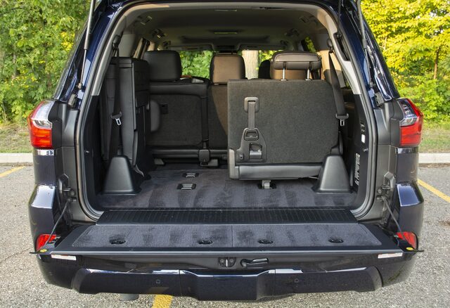 2018 Lexus LX 570 7.jpg