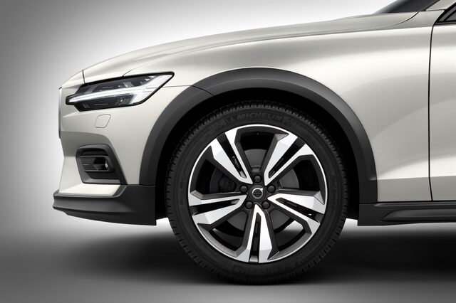 238209_New_Volvo_V60_Cross_Country_exterior.jpg