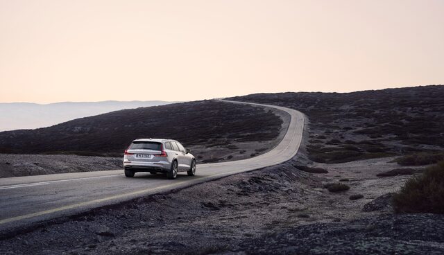 238214_New_Volvo_V60_Cross_Country_exterior.jpg
