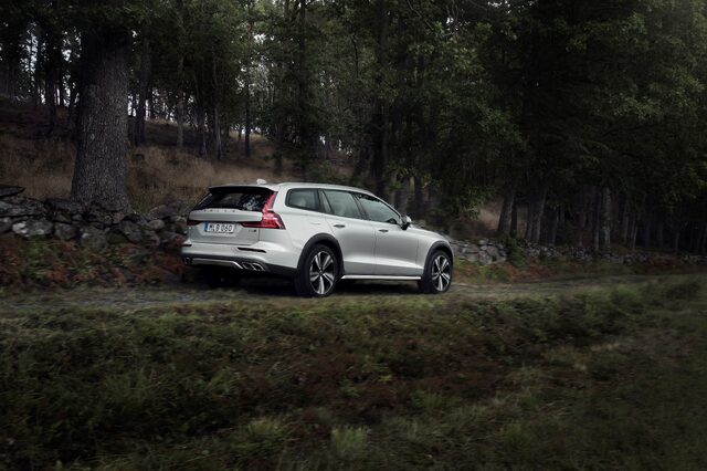 238220_New_Volvo_V60_Cross_Country_exterior.jpg