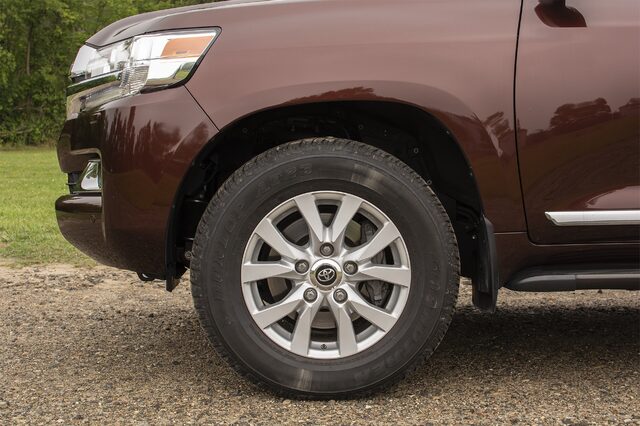 2018 Toyota Land Cruiser 18-Inch Alloy Wheel and Front Fender