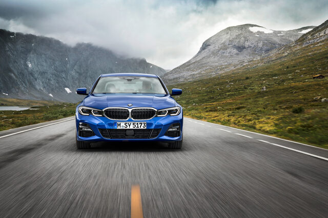 2019 BMW 3 Series M Sport [front three-quarter fjord road]