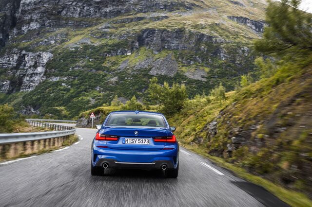 2019 BMW 3 Series M Sport [front three-quarter mountain]