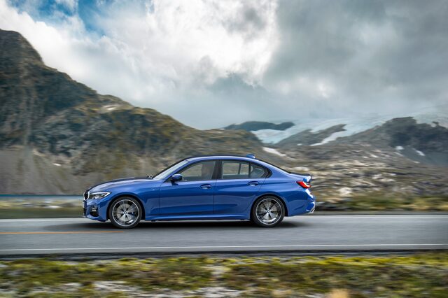 2019 BMW 3 Series M Sport [front three-quarter mountain curve]