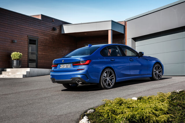 2019 BMW 3 Series M Sport [front three-quarter static]