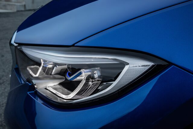 2019 BMW 3 Series M Sport [headlight DRL on]