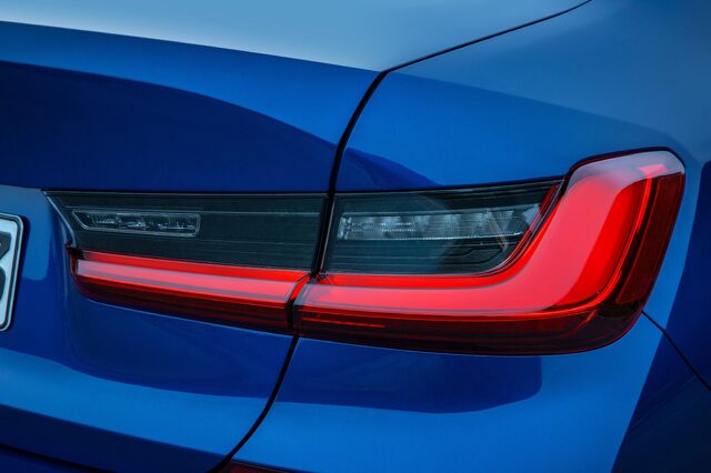 2019 BMW 3 Series M Sport [taillight with turn signal]