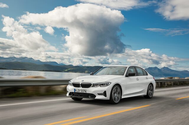 2019 BMW 3 Series [front three-quarter fjord valley]