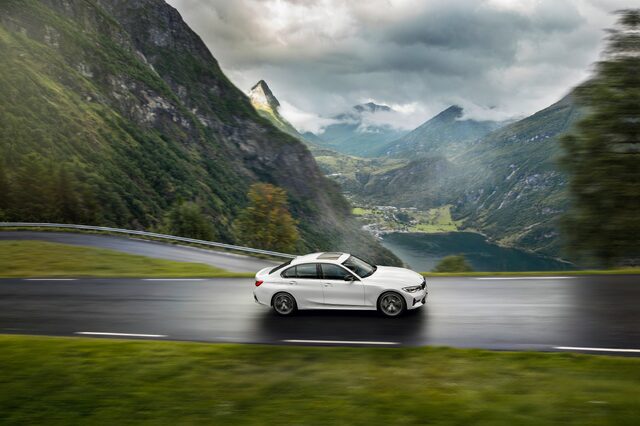 2019 BMW 3 Series [front driving head-on]