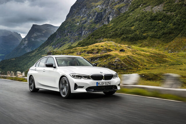 2019 BMW 3 Series [side profile aerial mountain]