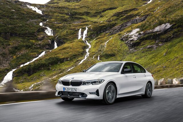 2019 BMW 3 Series [front three-quarter mountain road]
