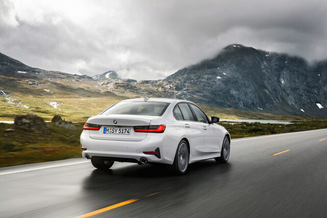 2019 BMW 3 Series [front three-quarter driving]