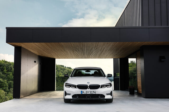 2019 BMW 3 Series [front three-quarter coastal]