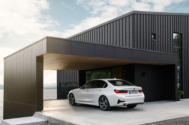 2019 BMW 3 Series [front three-quarter lakeside]