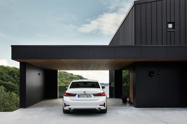 2019 BMW 3 Series [rear three-quarter lakeside]