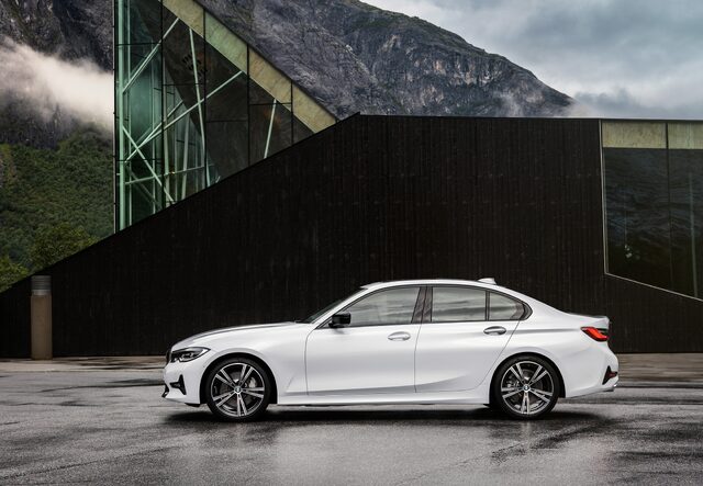 2019 BMW 3 Series [rear three-quarter architecture]