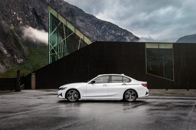 2019 BMW 3 Series [front view wet road]
