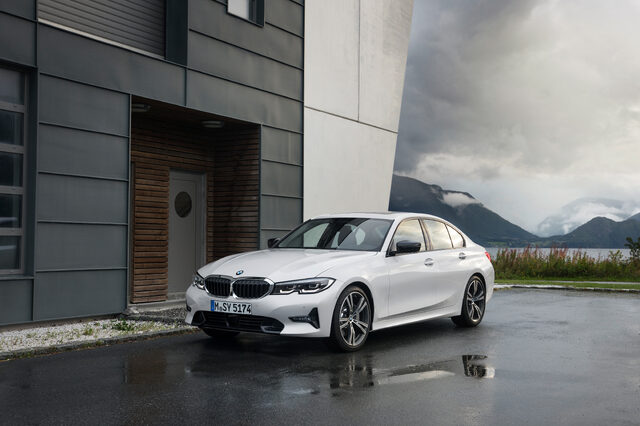 2019 BMW 3 Series [side profile wet road]