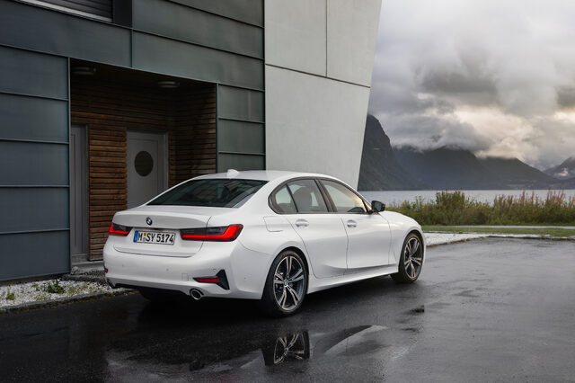 2019 BMW 3 Series [front three-quarter wet Norway]