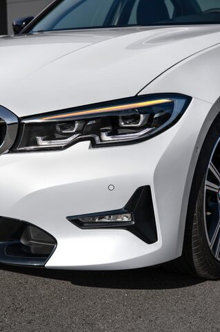 2019 BMW 3 Series [front headlight alternate angle]