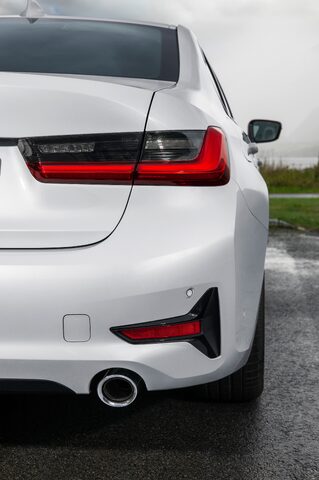 2019 BMW 3 Series [front corner headlight]