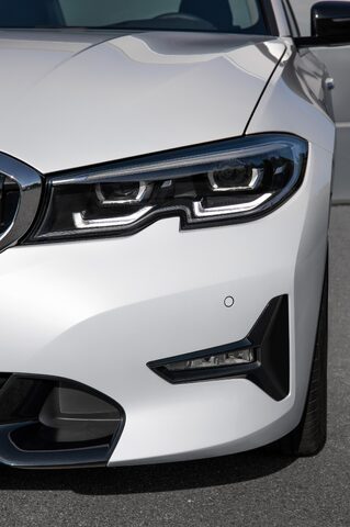 2019 BMW 3 Series [rear taillight detail]