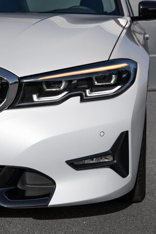 2019 BMW 3 Series [front headlight detail]