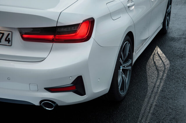 2019 BMW 3 Series [front headlight close-up]