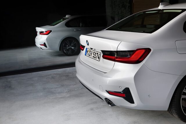 2019 BMW 3 Series [rear quarter taillight close-up]