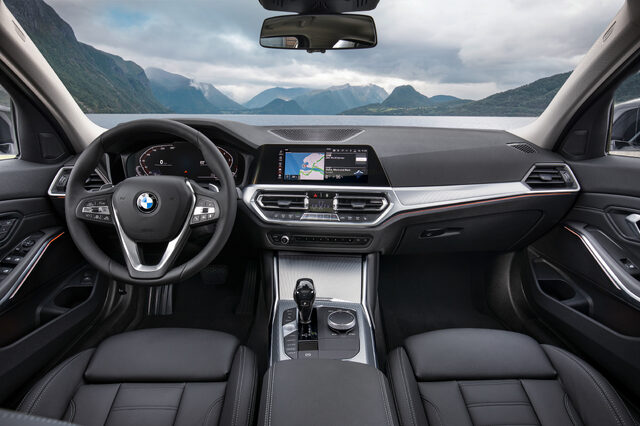 2019 BMW 3 Series [rear detail at night]