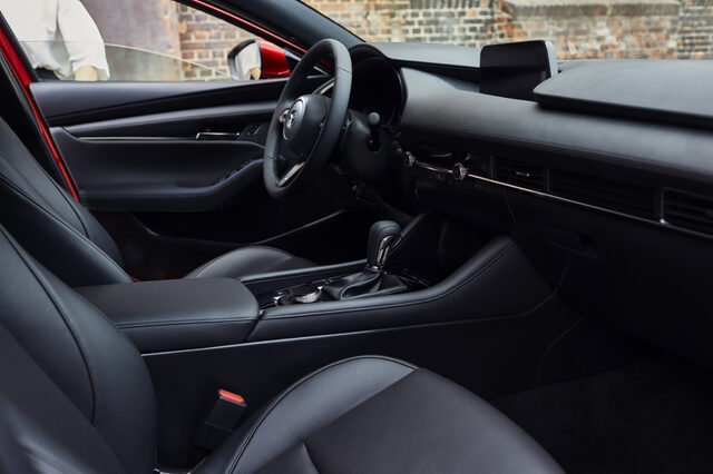 13_Mazda3_5HB_INT_1.jpg