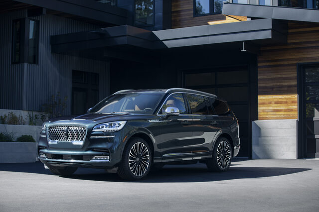 2020 Lincoln Aviator [front three-quarter static night]