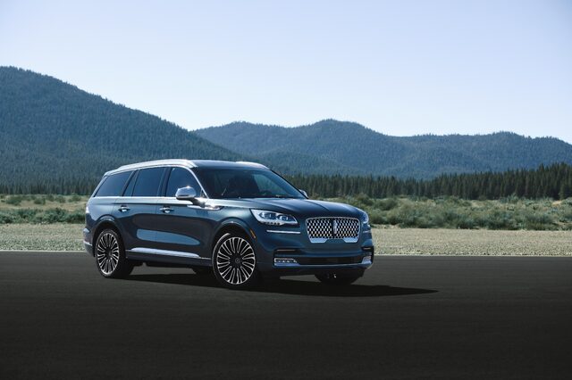 2020 Lincoln Aviator Reserve, front three-quarter static in mountain setting