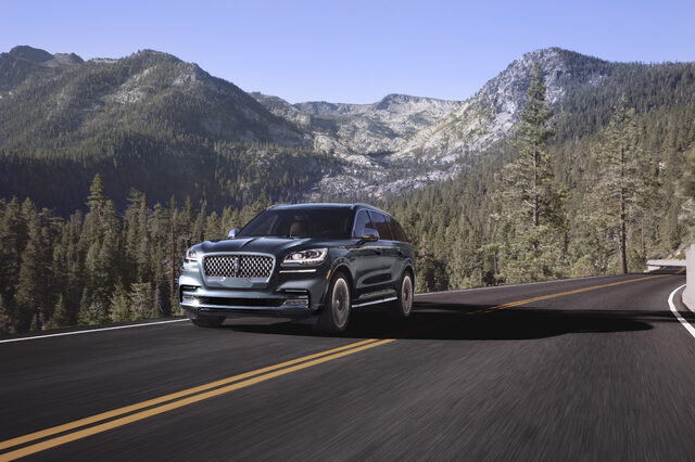 2020 Lincoln Aviator [front three-quarter driving mountain]