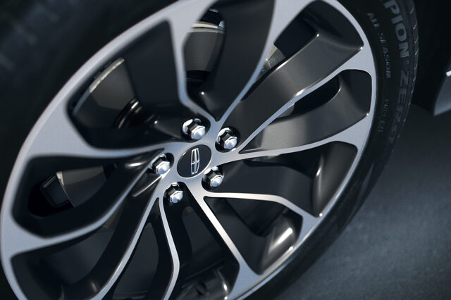 2020 Lincoln Aviator, machined alloy wheel close-up with Lincoln center cap
