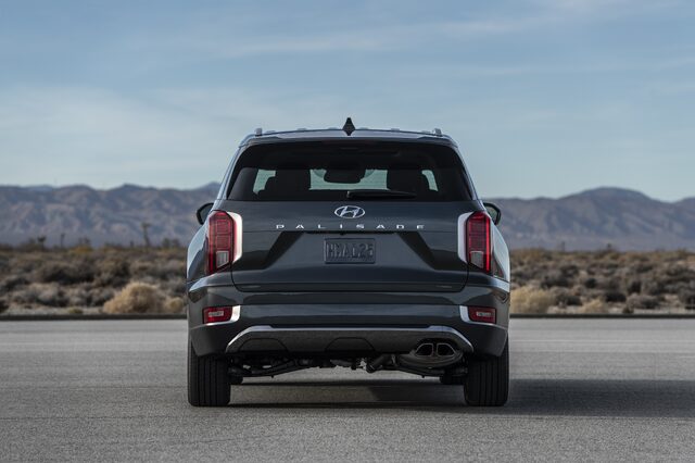 2020 Hyundai Palisade [rear static desert mountains]