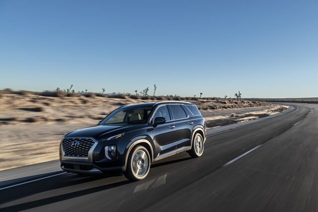 2020 Hyundai Palisade [front three-quarter driving curved road]