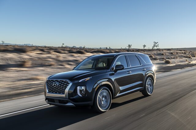 2020 Hyundai Palisade [front three-quarter driving desert]