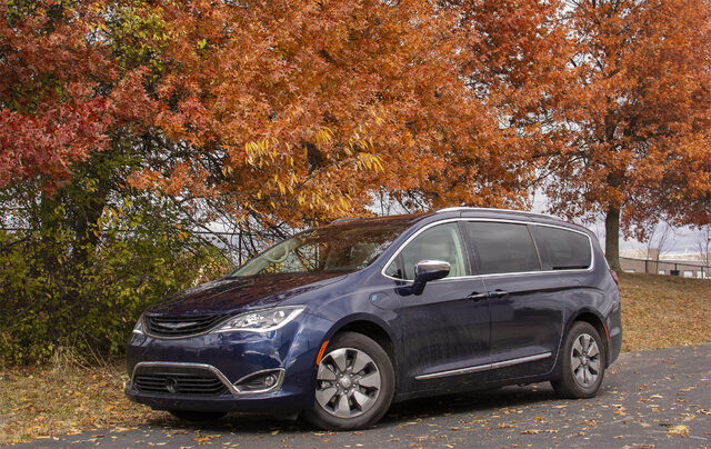 2018 Chrysler Pacifica Hybrid Limited three-quarter front view